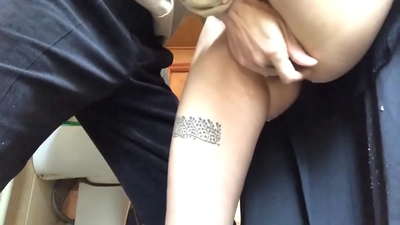 Squirt v šolskem stranišču, pravi penasti orgazem - moj učitelj se je potrudil